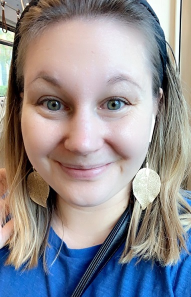 Selfie of Linda Wendel with golden earrings
